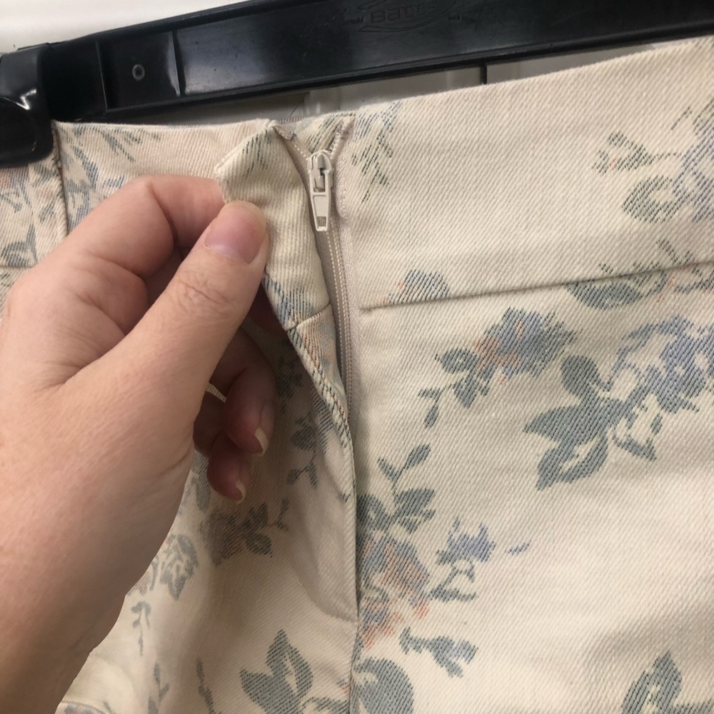 Urban Behavior women’s short floral shorts - Picture 4 of 7